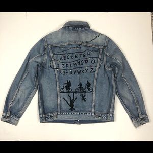 LEVI’S X STRANGER THINGS DENIM JACKET MENS SZ LARGE